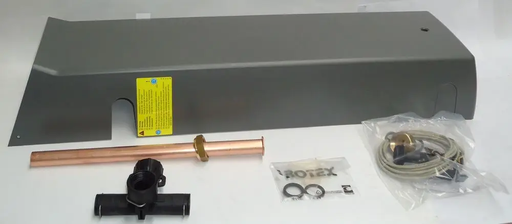 Montageset von Daikin mit grauem Gehäuseteil, Kupferrohr, Kunststoffkomponente und Zubehör für die Installation einer RPS-Pumpe in Solar-Anwendungen.